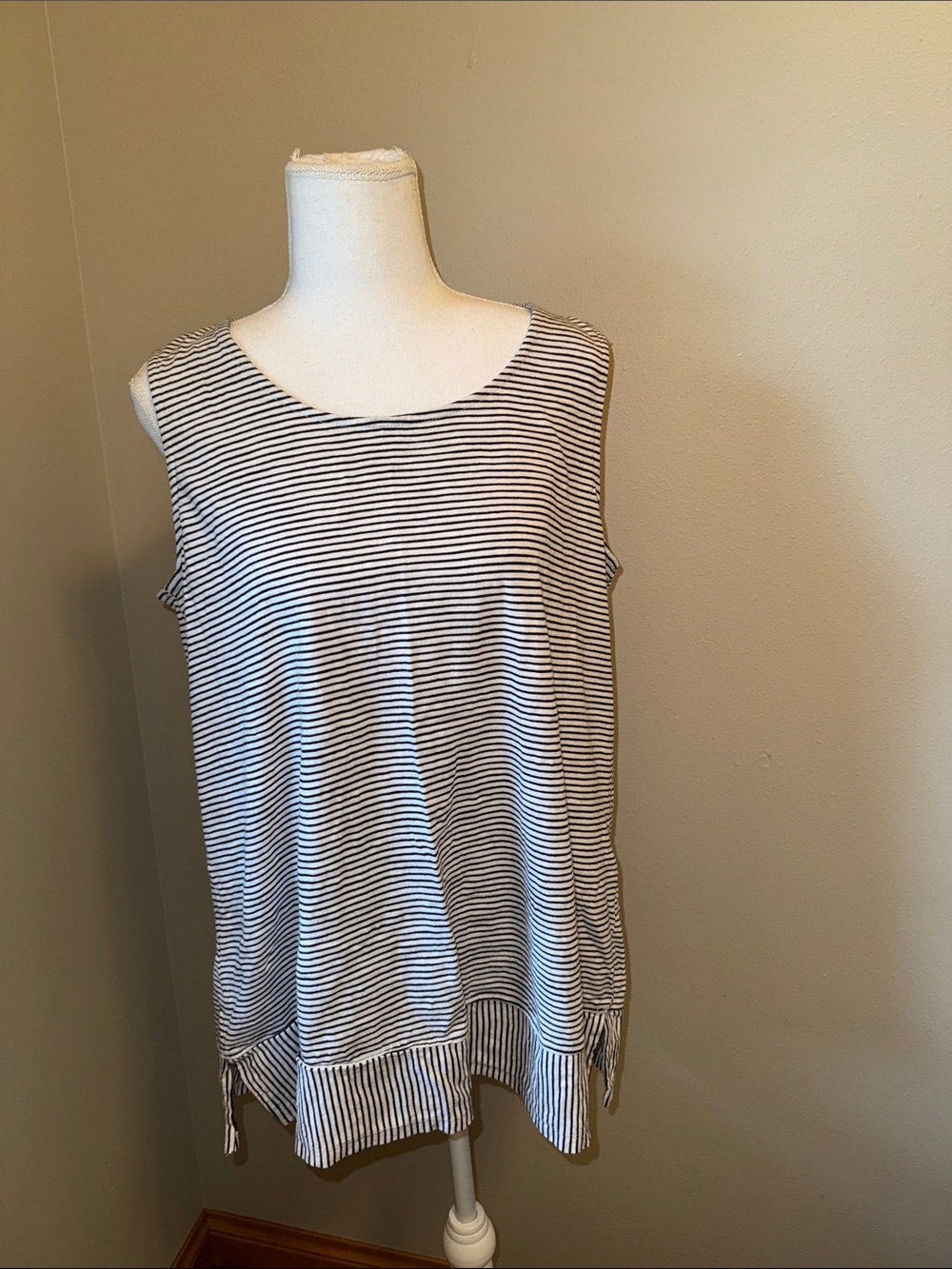 Women’s Lands' End Sleeveless Striped Tank Top in White and Black - Large